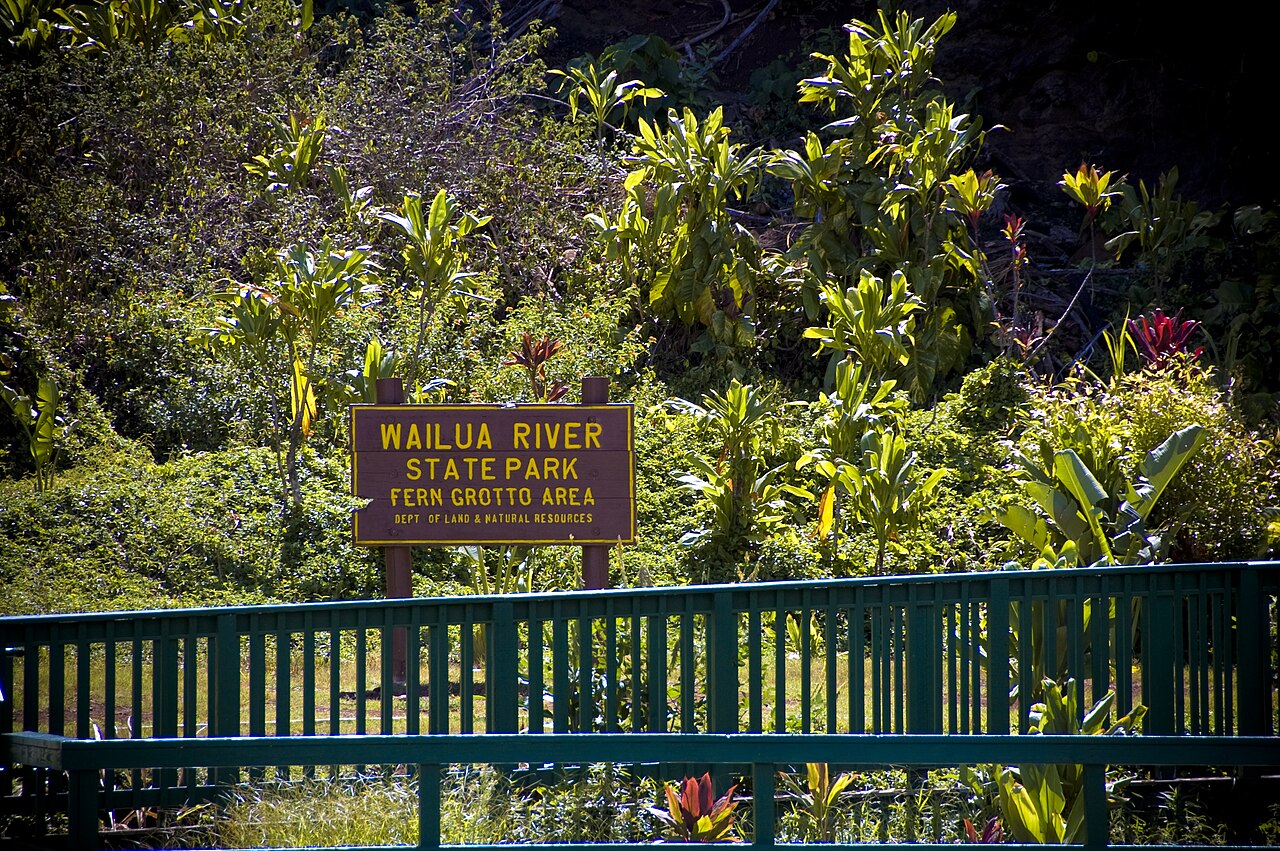 Wailua 河 + Secret Falls